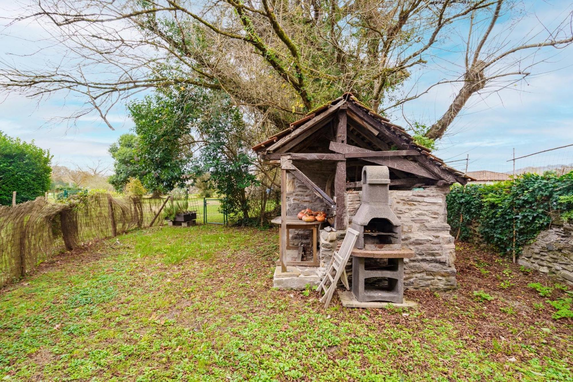 La Petite Maison - Avec Piscine Partagee Villa Osserain-Rivareyte Exterior foto